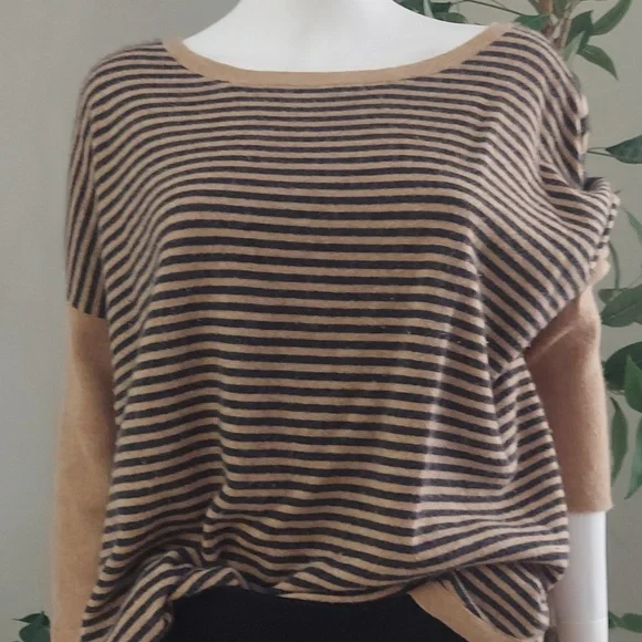 100% CASHMERE LORD & TAYLOR SWEATER - Picture 2 of 5